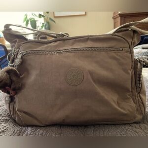 Kipling Gabbie bag. Army green color. Good condition.